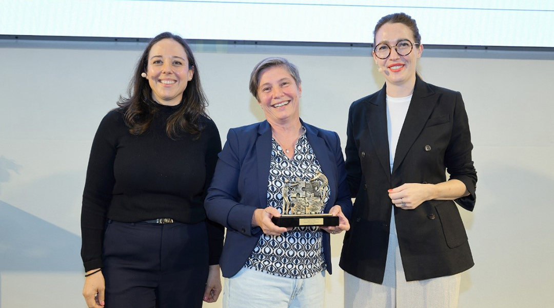 v.l.n.r. Anna Köllmann, Daniela Schleder, Dr. Caroline Mükusch Drei Personen stehen für ein Gruppenbild von links nach rechts aufgereiht bei der Preisverleihung des Bavaria Best Practice.